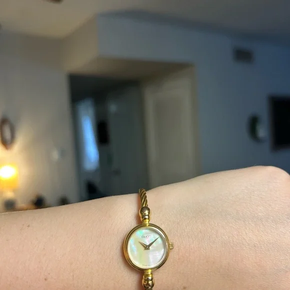 Gucci vintage women's watch wrap cable band with pearl face
In working order! - Picture 5 of 8